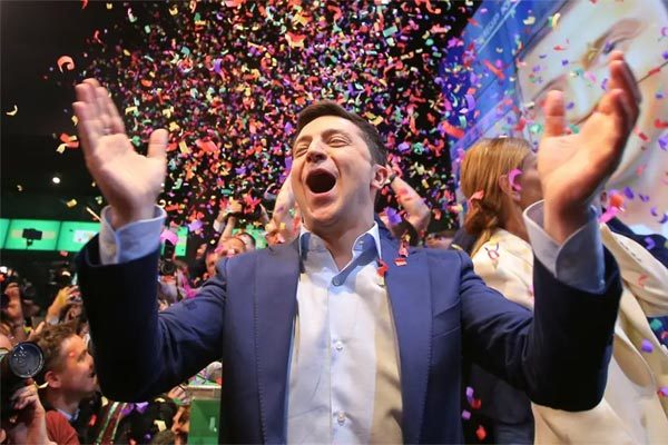 Danh hài bất ngờ thắng vang dội, Ukraina có tổng thống mới