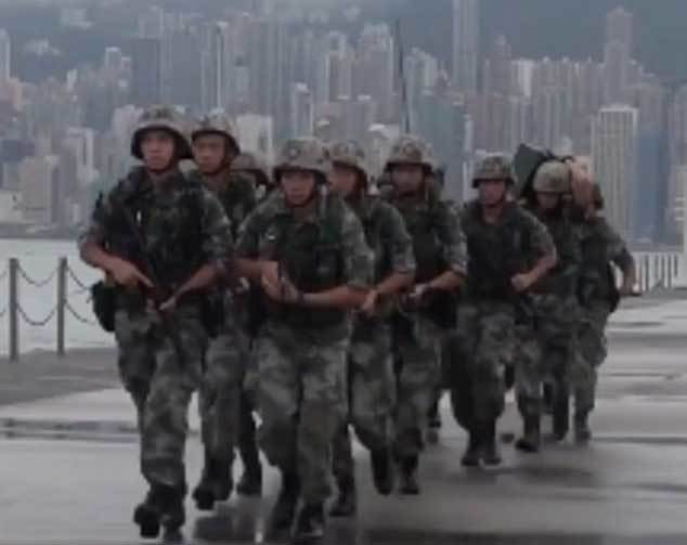 Giữa căng thẳng, TQ diễn tập quân sự rầm rộ ở Hong Kong
