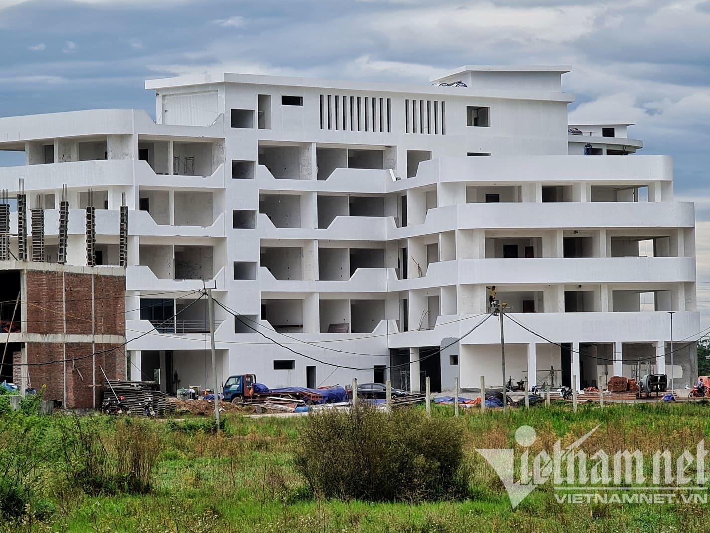 Cận cảnh dự án không phép xây cạnh trụ sở phường ở Vĩnh Phúc
