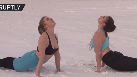 Xem thiếu nữ Nga 'uốn dẻo' trên tuyết