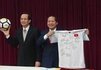 Đấu giá quà U23 Việt Nam tặng Thủ tướng để làm từ thiện