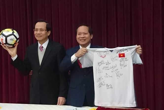 Đấu giá quà U23 Việt Nam tặng Thủ tướng để làm từ thiện