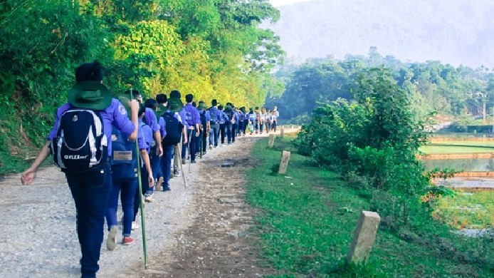 Sinh viên tu bổ nhà cửa cho người dân đón Tết