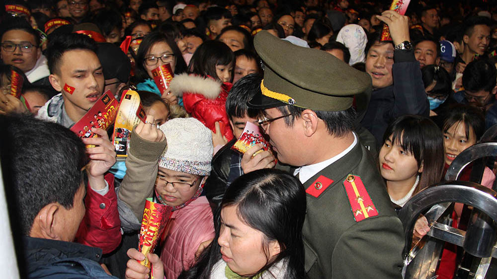 Chen lấn nghẹt thở vào xem Văn Thanh, Văn Toàn, Đức Huy, Trọng Đại