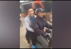 Thủ môn U23 bỏ ô tô sang xe máy cũ ngồi với bố về nhà