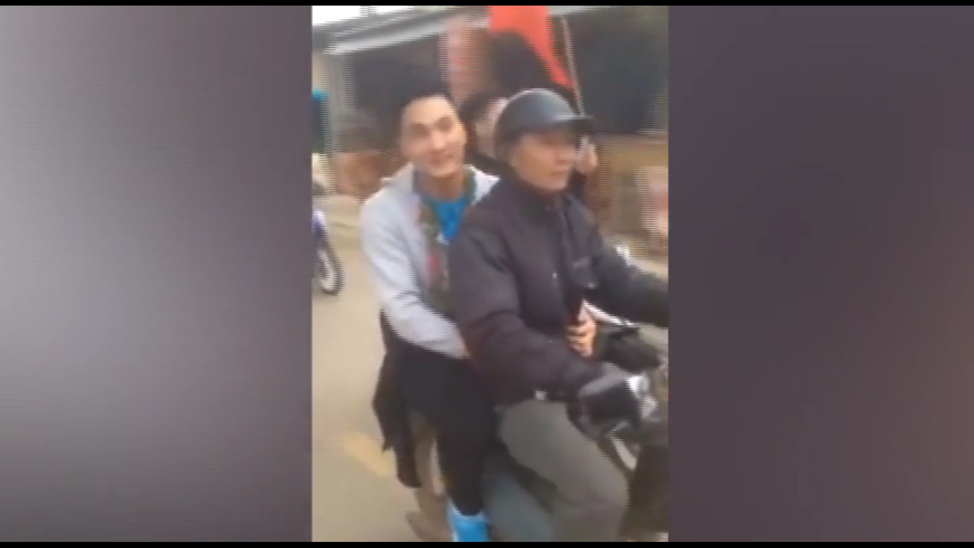 Thủ môn U23 bỏ ô tô sang xe máy cũ ngồi với bố về nhà