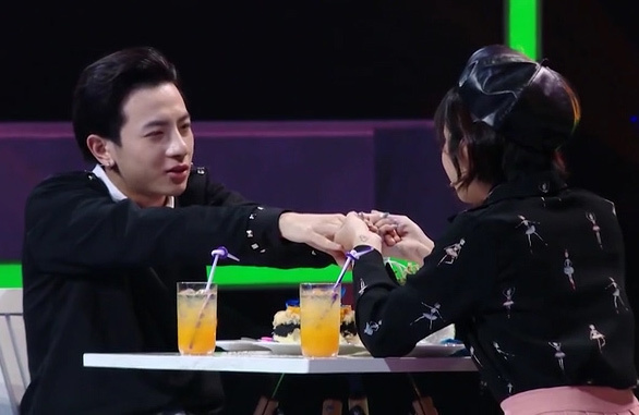 Trải con đường hoa hồng, cô gái vẫn bị Phí Ngọc Hưng từ chối phũ