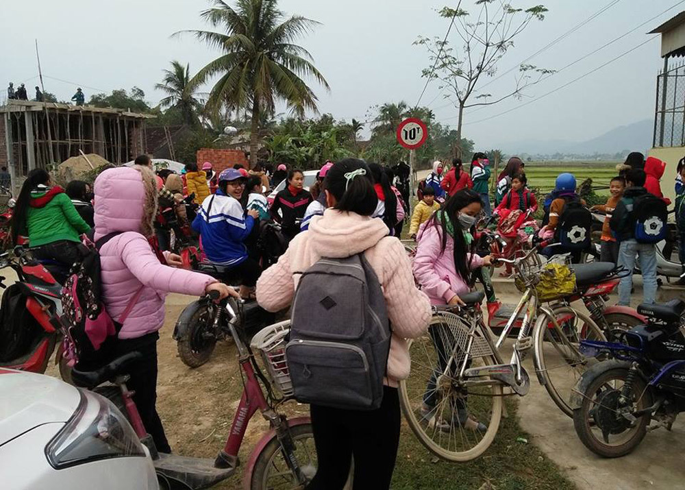 Hàng trăm thiếu nữ vây kín nhà Văn Đức đòi làm ‘con dâu’