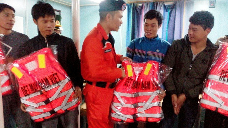 6 thuyền viên trôi dạt hơn 10 tiếng đồng hồ trên tàu hỏng máy