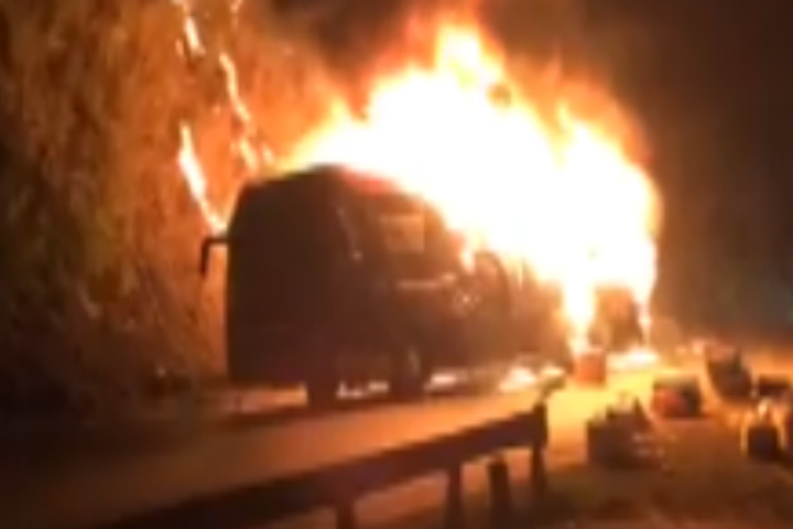 Xe khách bốc cháy dữ dội trên đèo Pha Đin