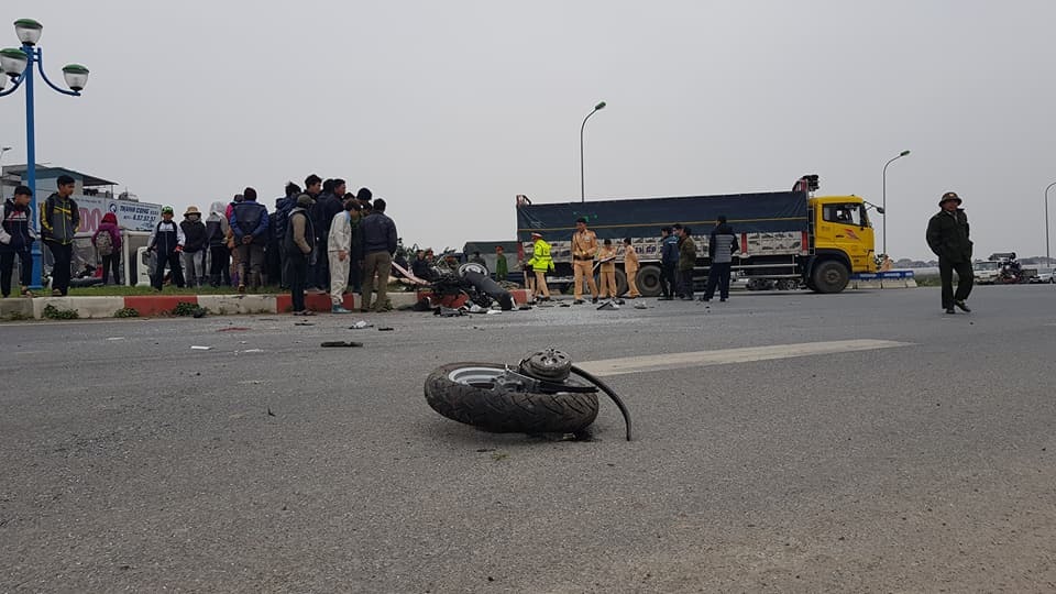 Chết tức tưởi khi dừng xe nghe điện thoại bên đường