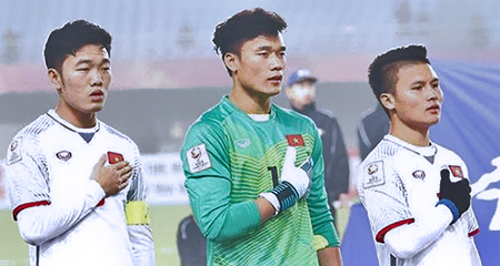 Bùi Tiến Dũng ra đồng cùng mẹ, lối đi ngay dưới chân mình...