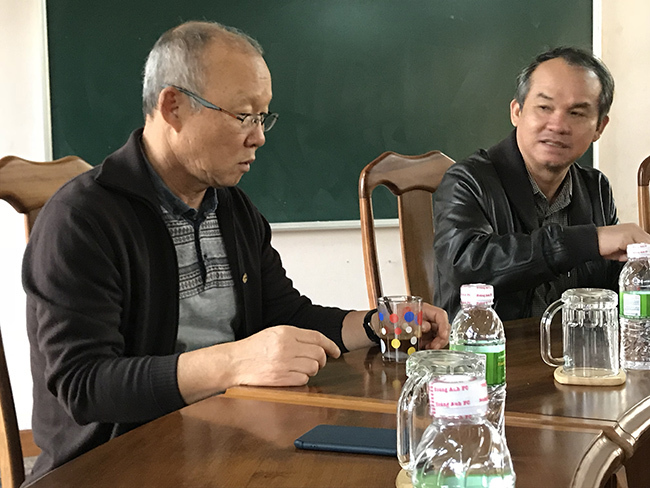 Bầu Đức “đãi” thầy Park đặc sản phở khô và cafe sữa đá