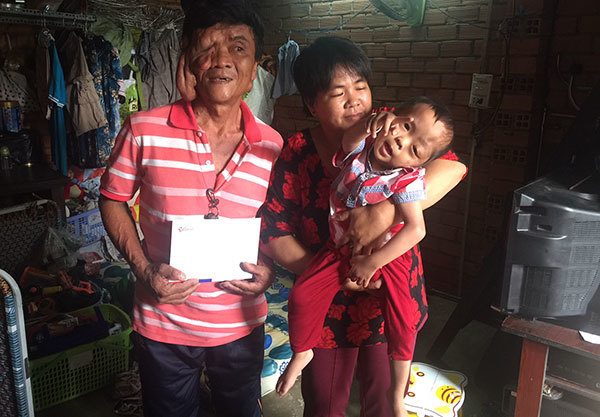 Niềm vui lấp lánh đến với gia đình anh Nguyễn Văn Tùng ngày cuối năm