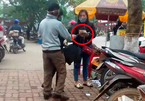 Hà Tĩnh: Cán bộ phường bỏ làm đi trông xe hội chợ