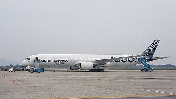 Siêu máy bay Airbus 350 trình diễn tại Nội Bài