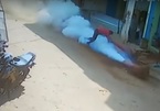 10 clip 'nóng': Bình khí nén nổ như tên lửa, phá tan ngôi nhà