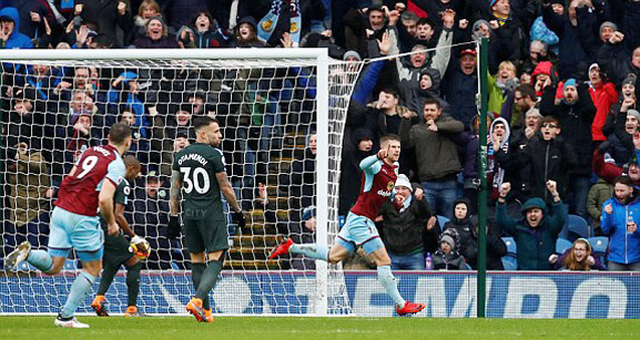 Sterling thành tội đồ, Man City đánh rơi chiến thắng