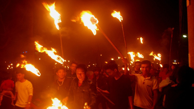 Độc đáo đêm 30 rước lửa thiêng về nhà