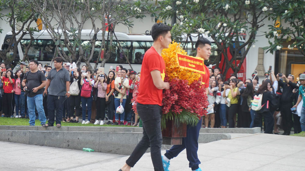 U23 Việt Nam dâng hoa Bác Hồ ở phố đi bộ Nguyễn Huệ