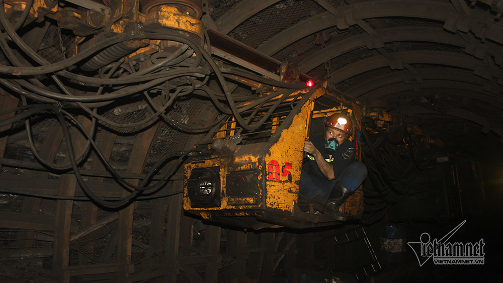 Xuống độ sâu 375m cùng thợ lò mang 'vàng đen' lên mặt đất