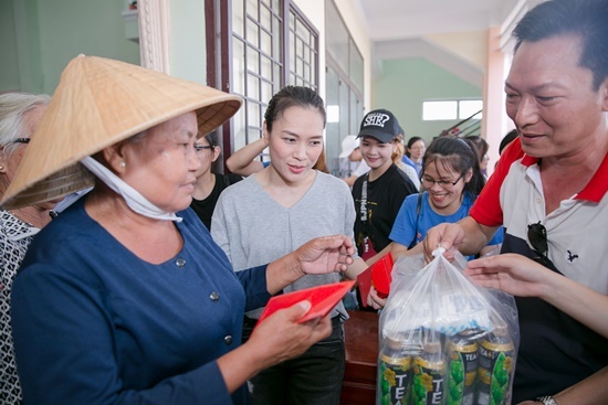Mỹ Tâm giản dị hết nấc khi đi làm từ thiện