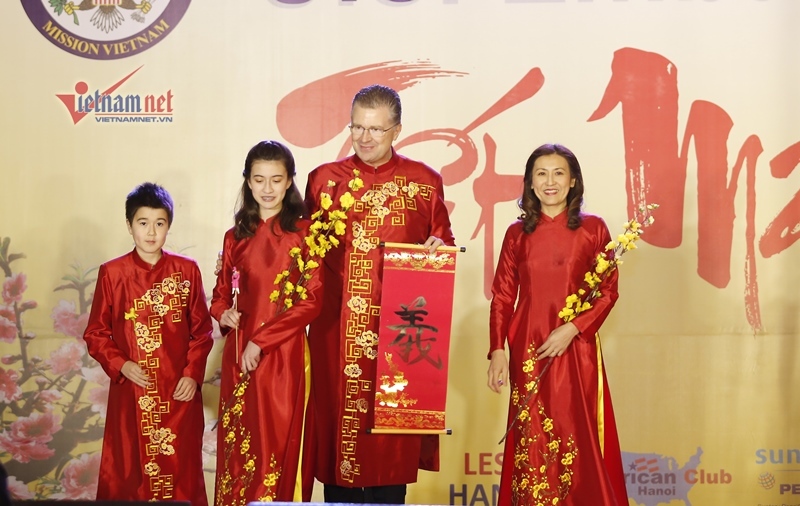 Đại sứ Mỹ cùng vợ con trình diễn áo dài Việt Nam