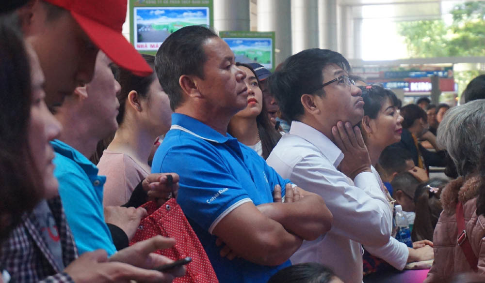 Nghìn người chen chân đón Việt Kiều về quê ăn Tết ở sân bay Tân Sơn Nhất