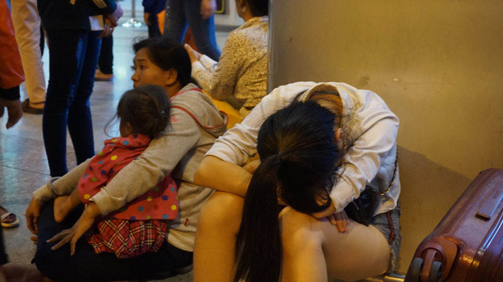 {title} Giữa đêm, ngàn người nêm chặt ở Tân Sơn Nhất đón Việt kiều