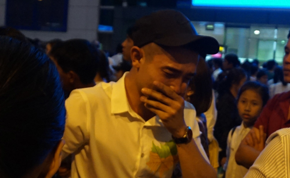 {title} Giữa đêm, ngàn người nêm chặt ở Tân Sơn Nhất đón Việt kiều