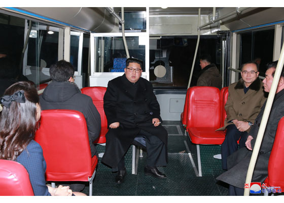 Nửa đêm, Kim Jong Un ngồi thử xe buýt điện