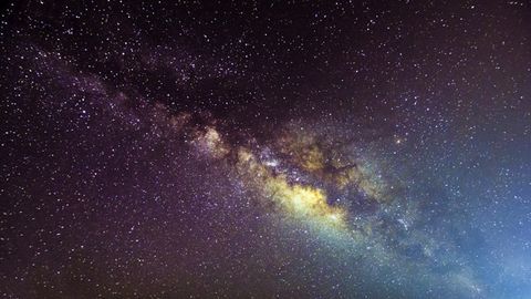 Dải ngân hà: Cùng ngắm nhìn một trong những điều kỳ diệu nhất của vũ trụ với những hình ảnh thần thái về dải ngân hà. Bạn sẽ bị đắm mình trong cảm giác thích thú và kinh hoàng khi nhìn thấy những hình ảnh vạn vật trên trời.