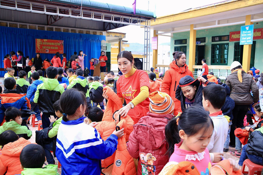 Yan My tặng áo ấm cho học sinh Hòa Bình