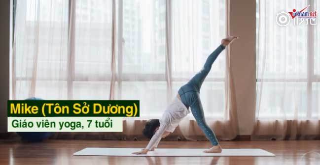 Bé 7 tuổi kiếm hàng trăm triệu từ dạy yoga