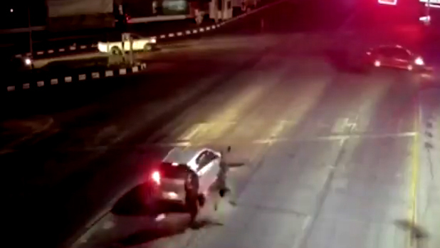 Xe máy phóng như điên tông cực mạnh vào ô tô dừng đèn đỏ