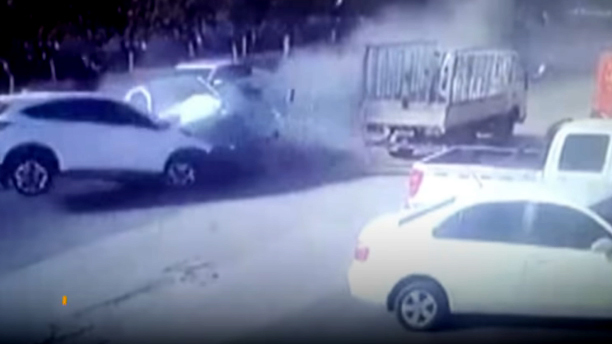 Ô tô đâm trực diện tan tành giữa phố