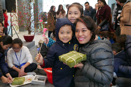 Cư dân Seasons Avenue cùng gói bánh chưng đón Tết