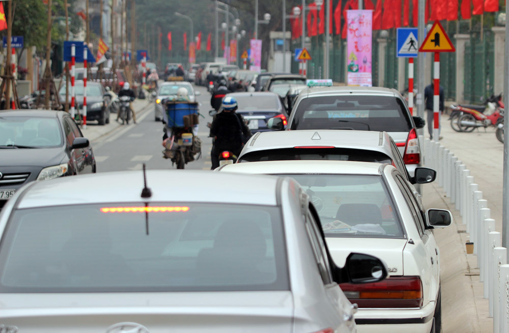 Hà Nội: Đường 600m mới thông xe, cả loạt ô tô thi nhau đỗ