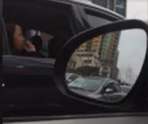 Ngồi trên xe sang, hành động của người phụ nữ khiến tất cả ngán ngẩm