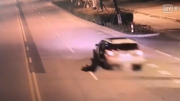 Vợ lái ô tô, chồng say rơi khỏi xe lúc nào không hay
