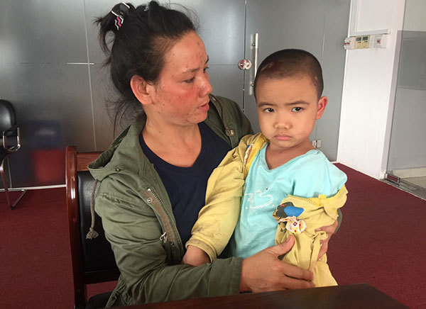 Mẹ khóc lặng vì gần Tết không vay được tiền chữa bệnh cho con