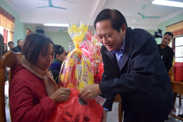 Xúc động nhận quà Tết từ Bộ trưởng Trương Minh Tuấn