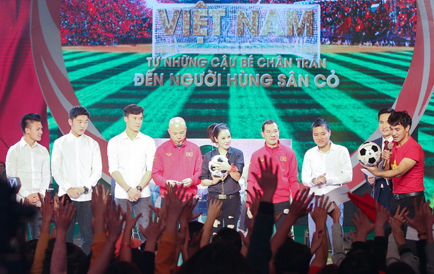 Chết cười màn thi đá luân lưu Quang Hải, Xuân Trường với nghệ sĩ