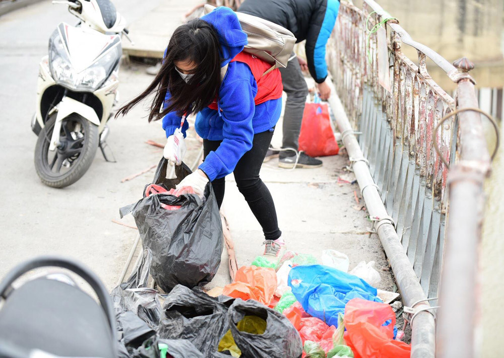 Thanh niên xả rác xuống sông, người dân bỏ rác ngoài thùng