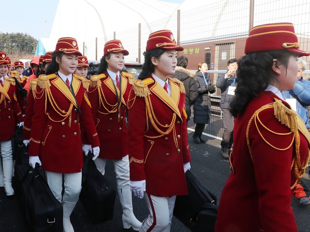 Đội cổ động viên Triều Tiên gây “choáng” tại lễ thượng cờ