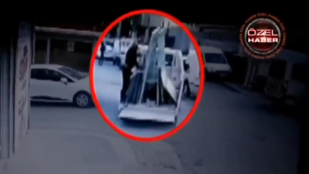 Phút bất cẩn khiến người đàn ông tử nạn vì kính vỡ