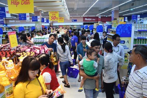 Siêu thị Co.opmart Hồng Ngự hút khách nhờ giảm giá mạnh
