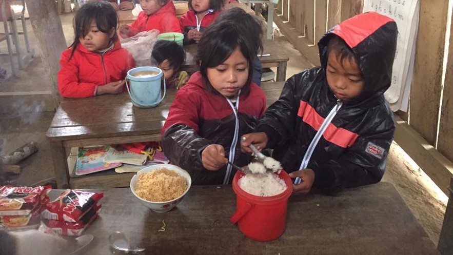 Xót cảnh học sinh vùng cao ăn cơm trộn mì tôm ngon lành