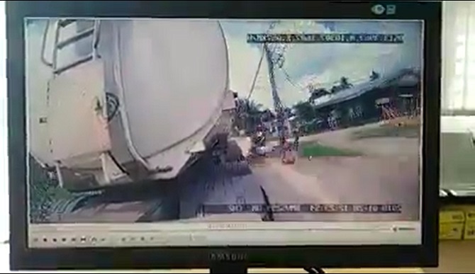 Chạy xe máy song song với xe ben và cái kết được dự báo trước