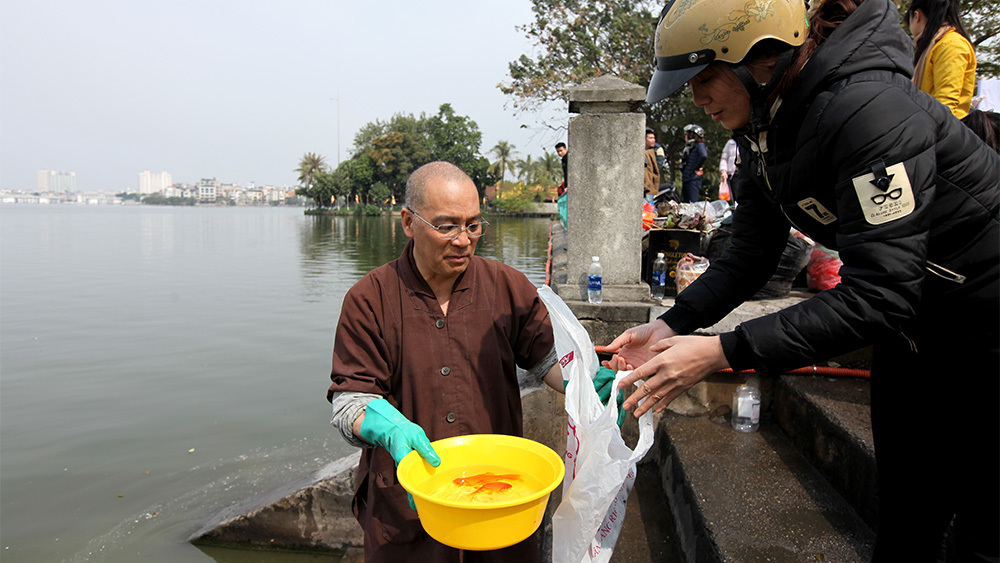 Nhà chùa gom túi sau phóng sinh tặng người bán rau